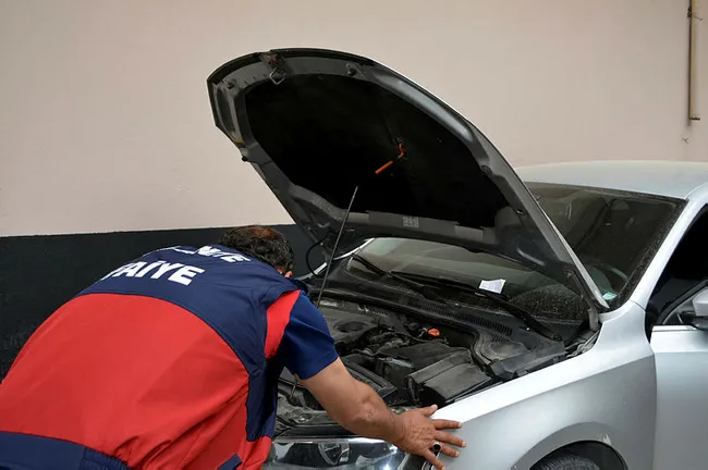 Osmaniye’de otomobilin kaputuna giren yavru kedi ekipleri alarma geçirdi! - 4