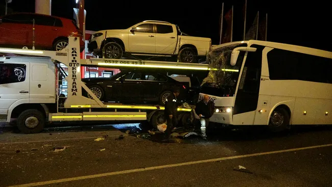 Uşak'ta yolcu otobüsü kaza yaptı: 3'ü ağır 13 yaralı - 3