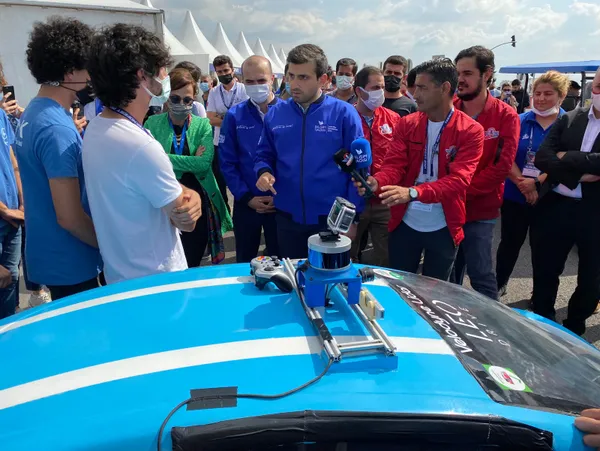 teknofest-yonetim-kurulu-baskani-bayraktar-otonom-arac-yarismasina-katilan-araclari-inceledi-1631802816657.jpg TEKNOFEST Yönetim Kurulu Başkanı Selçuk Bayraktar'dan mucitlere ziyaret - 7