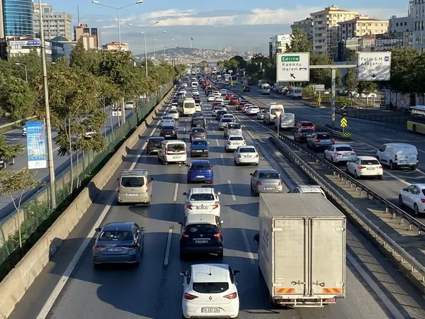 istanbulda-cuma-trafigi-yogunluk-yuzde-80-olarak-olculdu-1663915719637.jpg