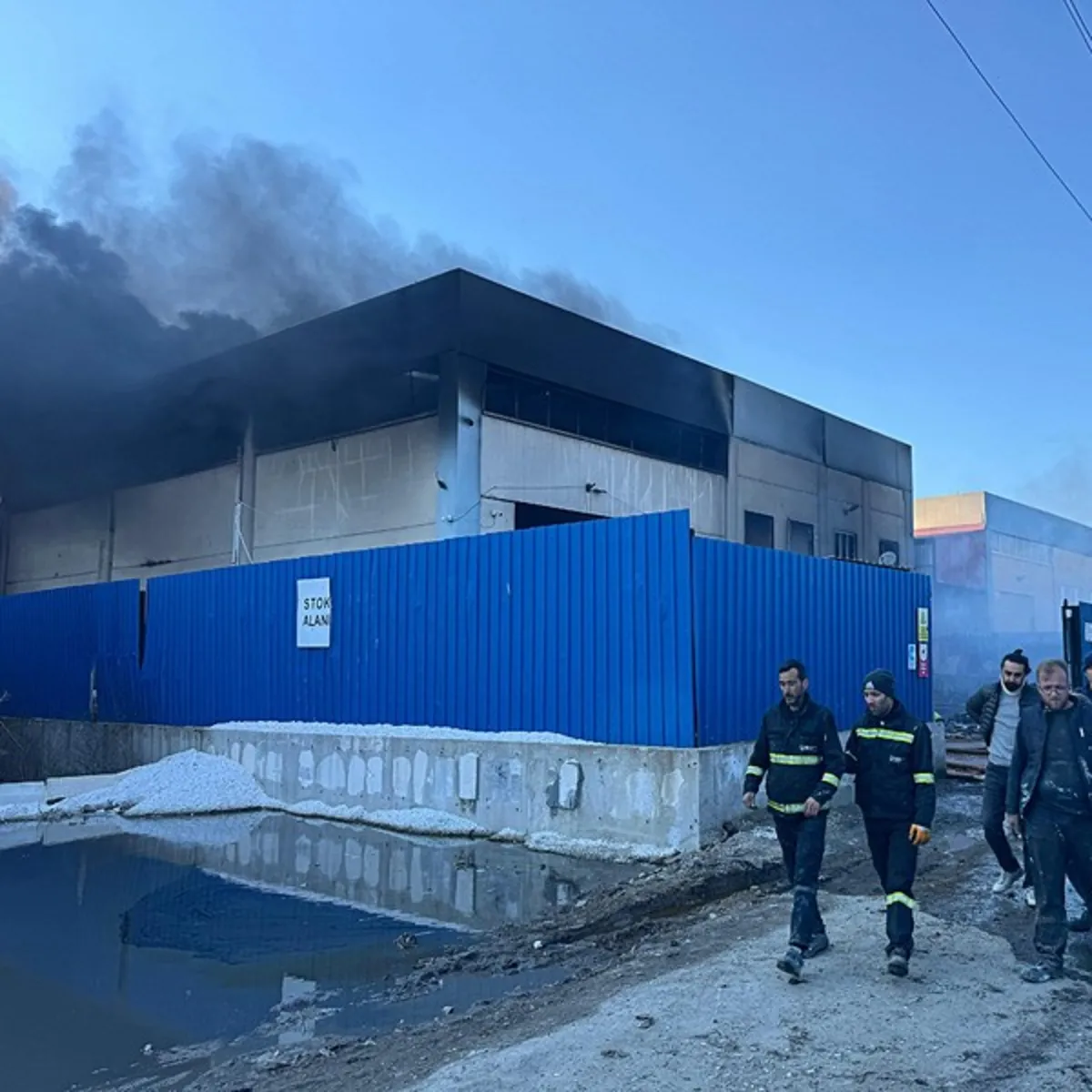 İzmir'de korku dolu anlar! Geri dönüşüm fabrikasında yangın