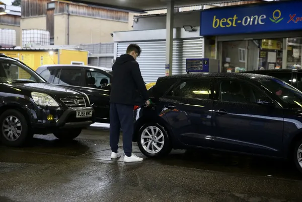 ingilterede-degismeyen-tablo-akaryakit-kuyruklari-devam-ediyor-1633194570594.jpg İngiltere'de değişmeyen tablo! Akaryakıt kuyrukları devam ediyor - 2