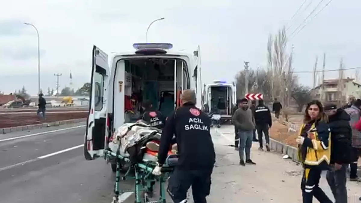 Öğrenci servis midibüsü ile kamyonet çarpıştı: 17 yaralı