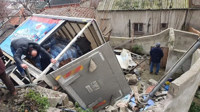 Son dakika: İstanbul'da korkunç kaza! Eyüpsultan'da su taşıyan kamyonet gecekondunun üzerine uçtu - 3