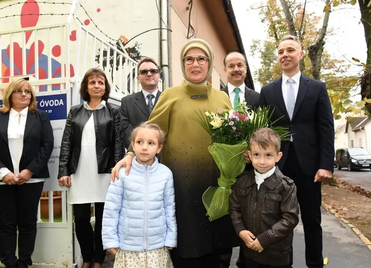 Emine Erdoğan Macaristan’da Kispest Gökkuşağı Anaokulu’nun açılışı yaptı
