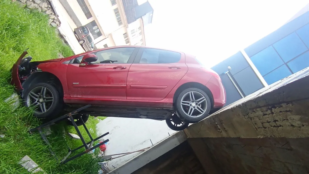 Şarampole uçan otomobil dik kaldı: 1 yaralı