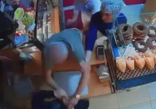 Kadın esnaf çocuklarının gözü önünde darbedildi