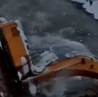 İş makinesi böyle devrildi