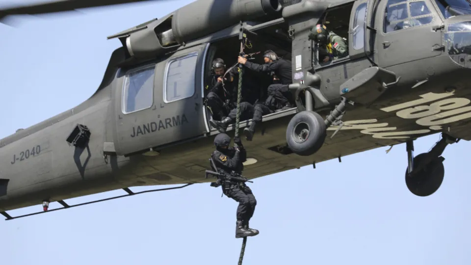 Jandarma Özel Harekat nefesleri kesti! İşte o görüntüler