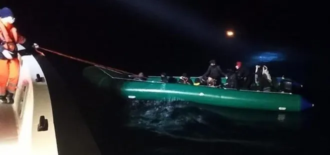 Son dakika: Denizde mahsur kalan 17 kaçak göçmen kurtarıldı