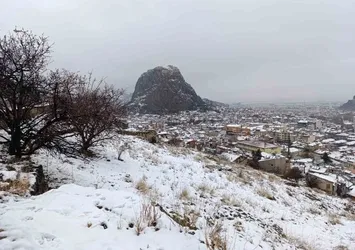 Afyonkarahisar'da kar yağışı etkili oldu