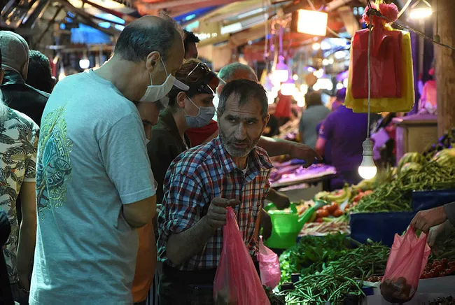 İzmir’de meşhur Havra Sokağı'ndaki kalabalık korkuttu - 1