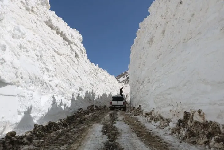 Yüksekova’da 8 metrelik kar tünelleri! Görenler şaşıp kalıyor