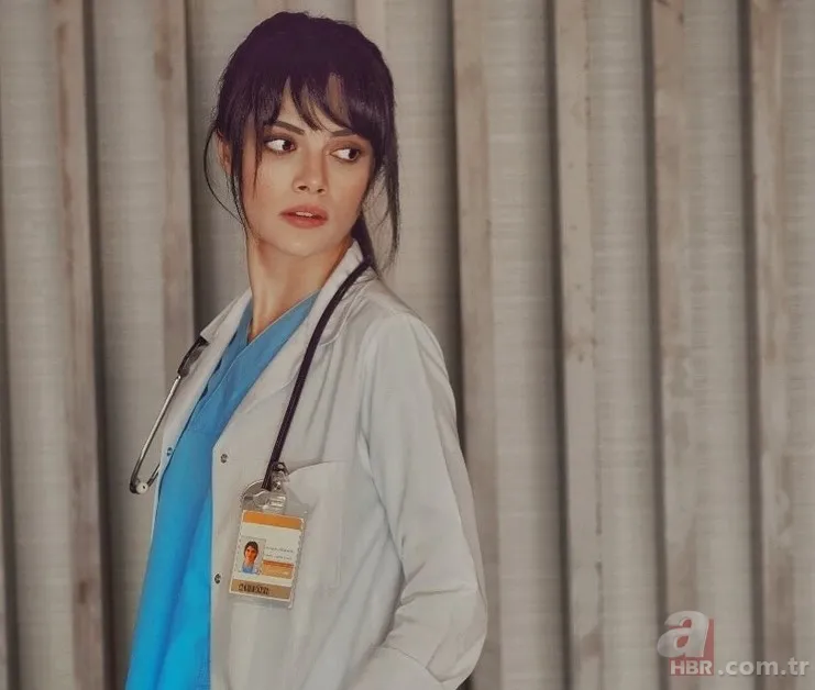 Meğer rakibiymiş! Uzak Şehir'in Alya'sı Sinem Ünsal'ın kız kardeşine bakın 3