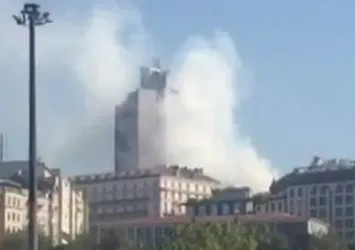 Beyoğlu'nda 6 katlı binada yangın