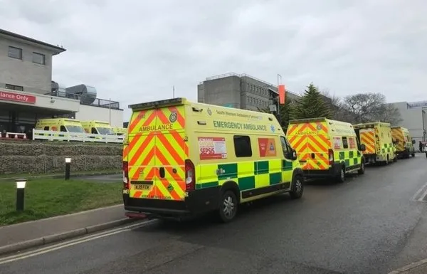 İngiltere'de sağlık sistemi alarm veriyor! 90 yaşında bir kadın 40 saat ambulans, 20 saat sedye bekledi