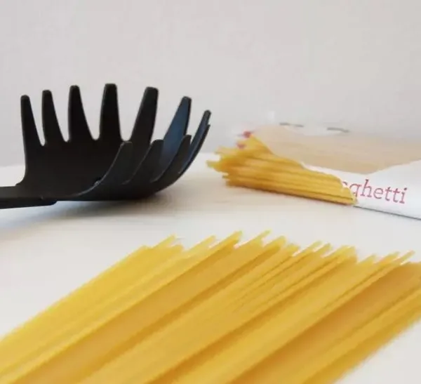 Makarna kepçesinde gizli detay! O delik bakın ne işe yarıyor...