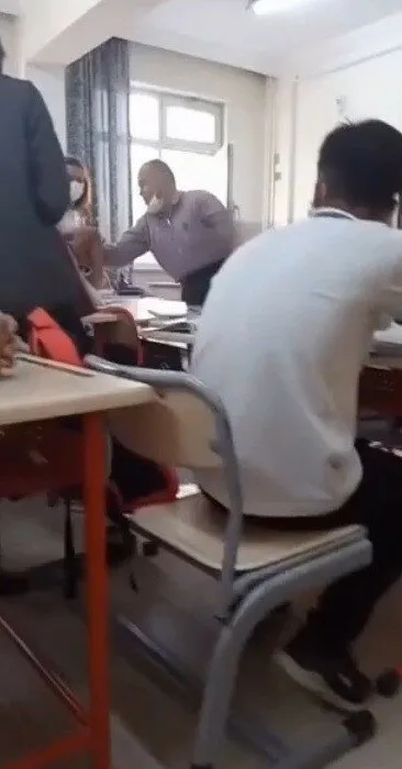 gaziantepte-skandal-olay-sinif-ortasinda-ogrencisini-tokatladi-1634229893787.jpg Gaziantep'te skandal olay! Sınıf ortasında öğrencisini tokatladı - 2