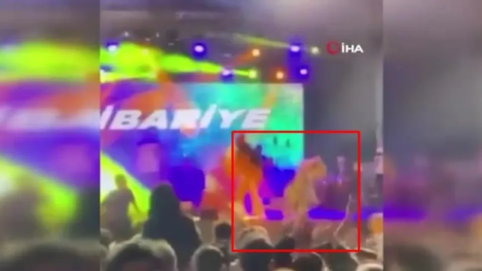 Kibariye Mersin’de 2 metre yükseklikteki sahneden düştü! O anlar kamerada...