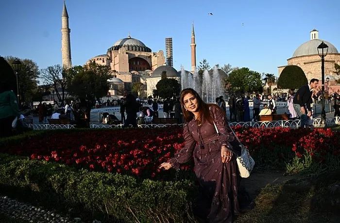 istanbulun-tarihi-ve-turistik-yerlerinde-bayram-yogunlugu-1712770368193.jpeg Bayram'da mega yoğunluk! İstanbul'un tarihi ve turistik yerlerine akın ettiler - 5