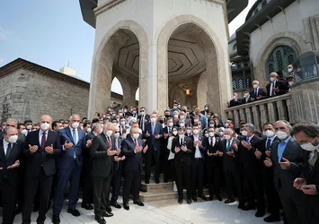 Siyasiler ve gazetecilerden Meral Akşener'e Taksim Camii göndermesi! "Gördün mü teyze? Erdoğan dediyse yapar…"