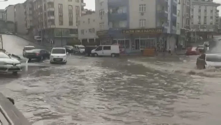 Görüntüler İstanbul’dan! Arnavutköy’de 15 dakikalık yağmur sokakları göle çevirdi