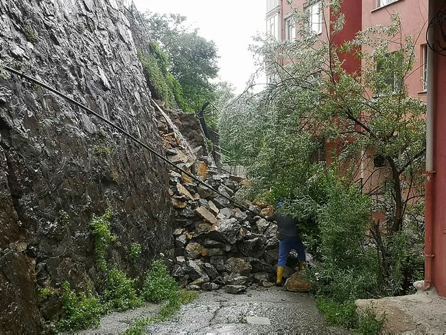 son-dakika-istanbulda-istinat-duvari-coktu-2-bina-bosaltildi-1621599322495.jpg Son dakika... İstanbul’da istinat duvarı çöktü! 2 bina boşaltıldı - 2