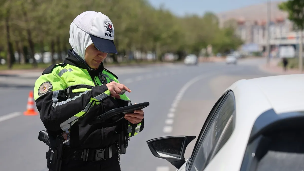 Ekran değil dikkat dağıtmak yasak: 10 soruda yeni trafik cezası düzeni