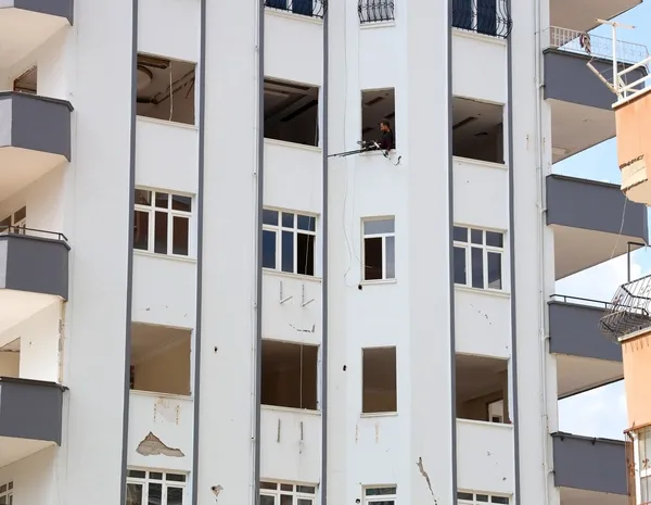 Burası Adana! Güçlendirme beklenen binalarda hayat sürüyorlar: Çok fazla korkmuyoruz - 2