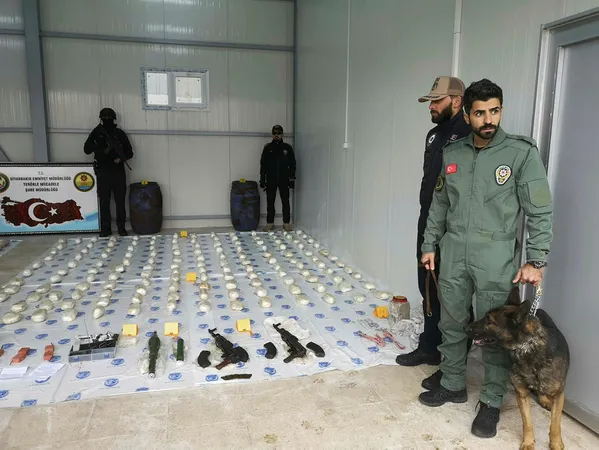 Diyarbakır'da PKK'ya şok operasyon! Yaklaşık 300 kilo patlayıcı ele geçirildi - 2