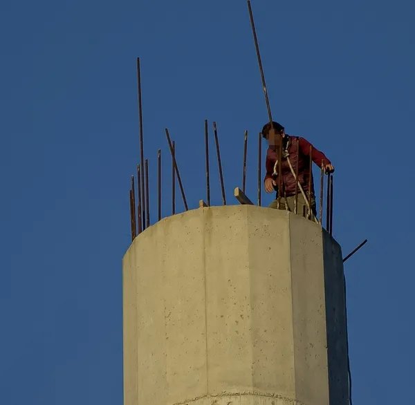 antalyada-cami-insaati-minaresinde-intihar-girisimi-izleyenlere-ecel-teri-dokturdu-1668237849754.jpg Antalya’da cami inşaatı minaresinde intihar girişimi! İzleyenlere ecel teri döktürdü - 2