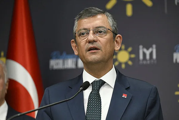 AK Parti Grup Başkanvekili Akbaşoğlu Özel’e sordu: Şimdi kimi hançerleyeceksiniz