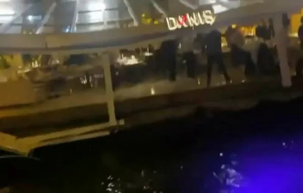 istanbulda-restoranin-iskelesi-coktu-musteriler-denize-dustu-1671820375005.jpg İstanbul'da restoranın iskelesi çöktü: Müşteriler denize düştü - 1