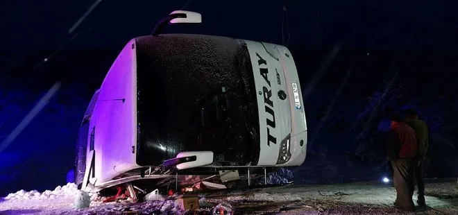 Erzincan’da yolcu otobüsü devrildi! 2 kişi öldü, 21 kişi yaralandı
