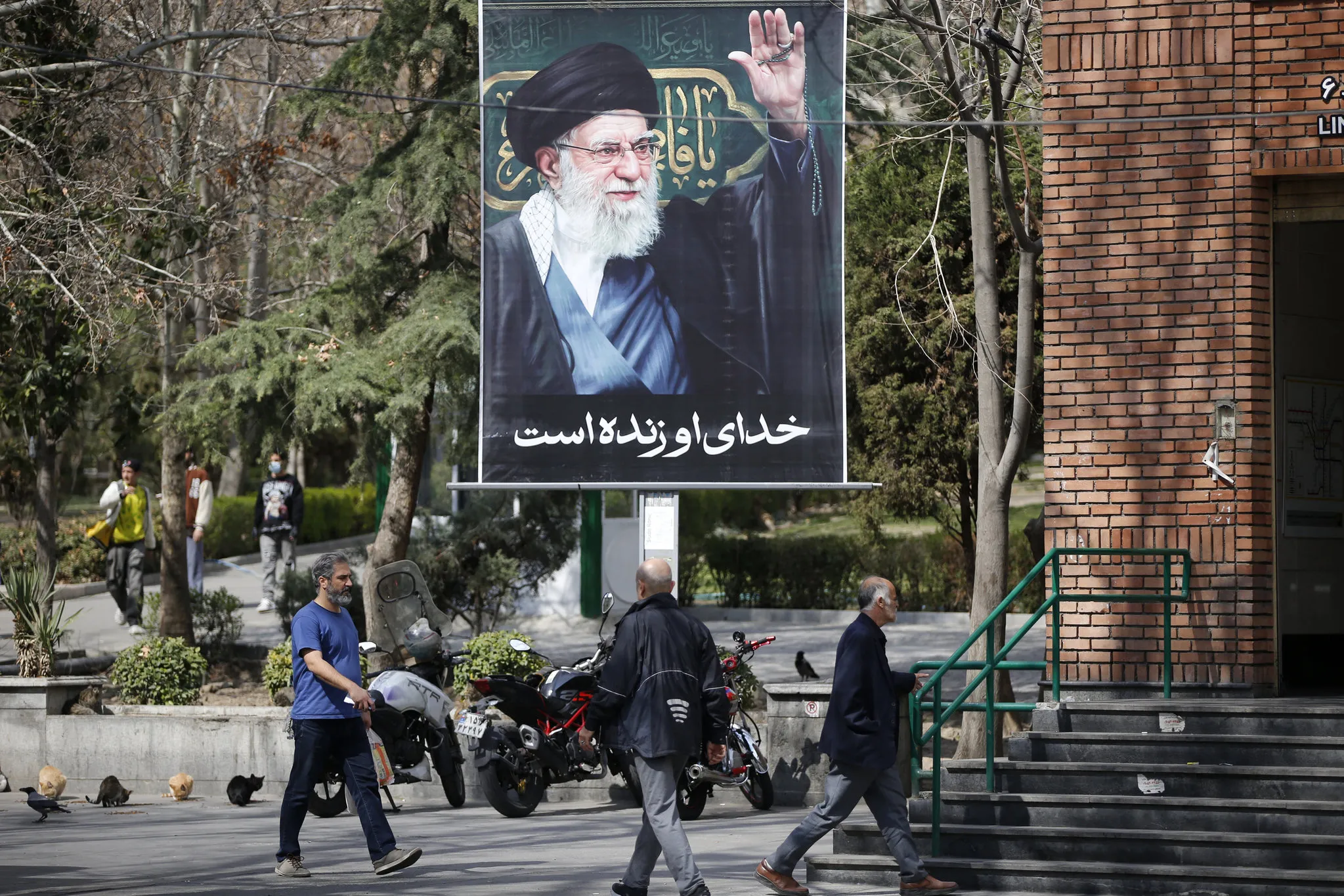 İran'da yüz binlerce kişi sokaklara döküldü! Dini Lider Hamaney için anma töreni