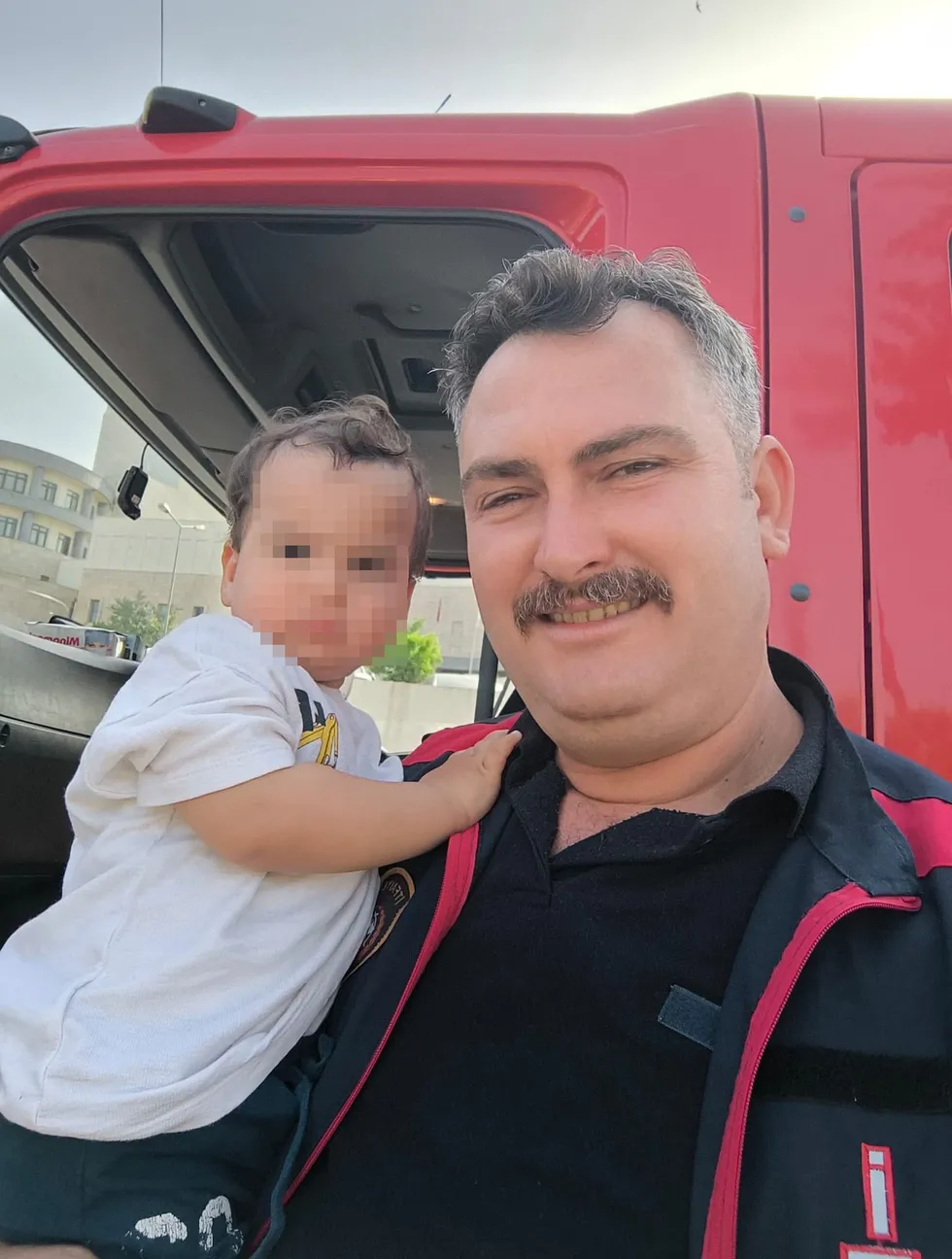 İskenderun’da panik dolu anlar! Kilitlenen otomobilde mahsur kalan Cihan bebeği itfaiye kurtardı - 5