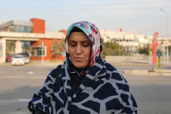 İzmir'de başörtülü kadına saldırı! Mağdurun ifadeleri ortaya çıktı: Siz dindar değil misiniz? Çocuk tecavüzcüleri... - 2
