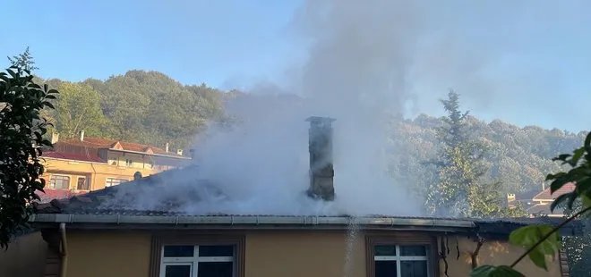 Son dakika: Beykoz’da 2 katlı müstakil evin çatısında yangın