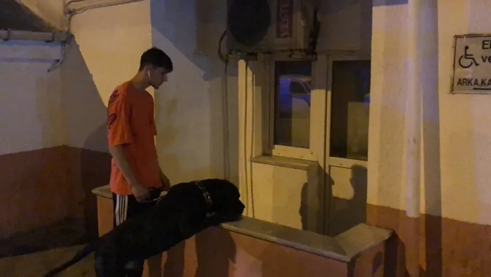 bu-kadari-da-pes-dedirtti-alkollu-sahis-saglik-ocagi-balkonunda-uyudu-1717742745497.jpg Bu kadarı da pes dedirtti: Alkollü şahıs sağlık ocağı balkonunda uyudu - 2