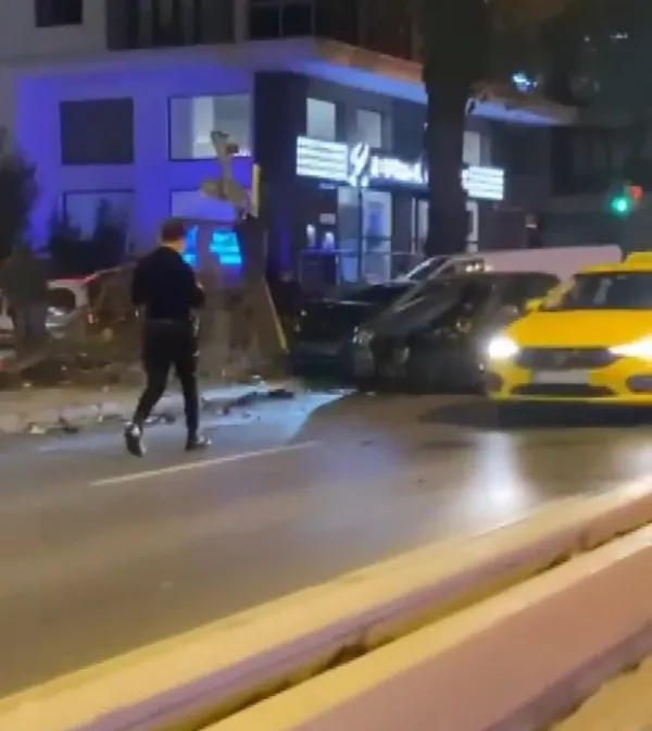 bakirkoyde-kaldirima-cikan-otomobil-agaci-ikiye-boldu-o-anlar-kamerada-1637228200887.jpg Bakırköy’de kaldırıma çıkan otomobil ağacı ikiye böldü! O anlar kamerada - 4