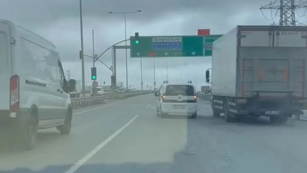 Silivri'de ilginç olay: Akan trafikte yere oturdu!