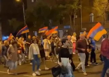 Ermenistan'ta Paşinyan karşıtı muhalifler hükümet binalarını bastı!