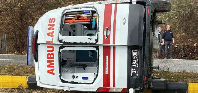 Kastamonu’da feci kaza! Ambulans devrildi: 3 yaralı