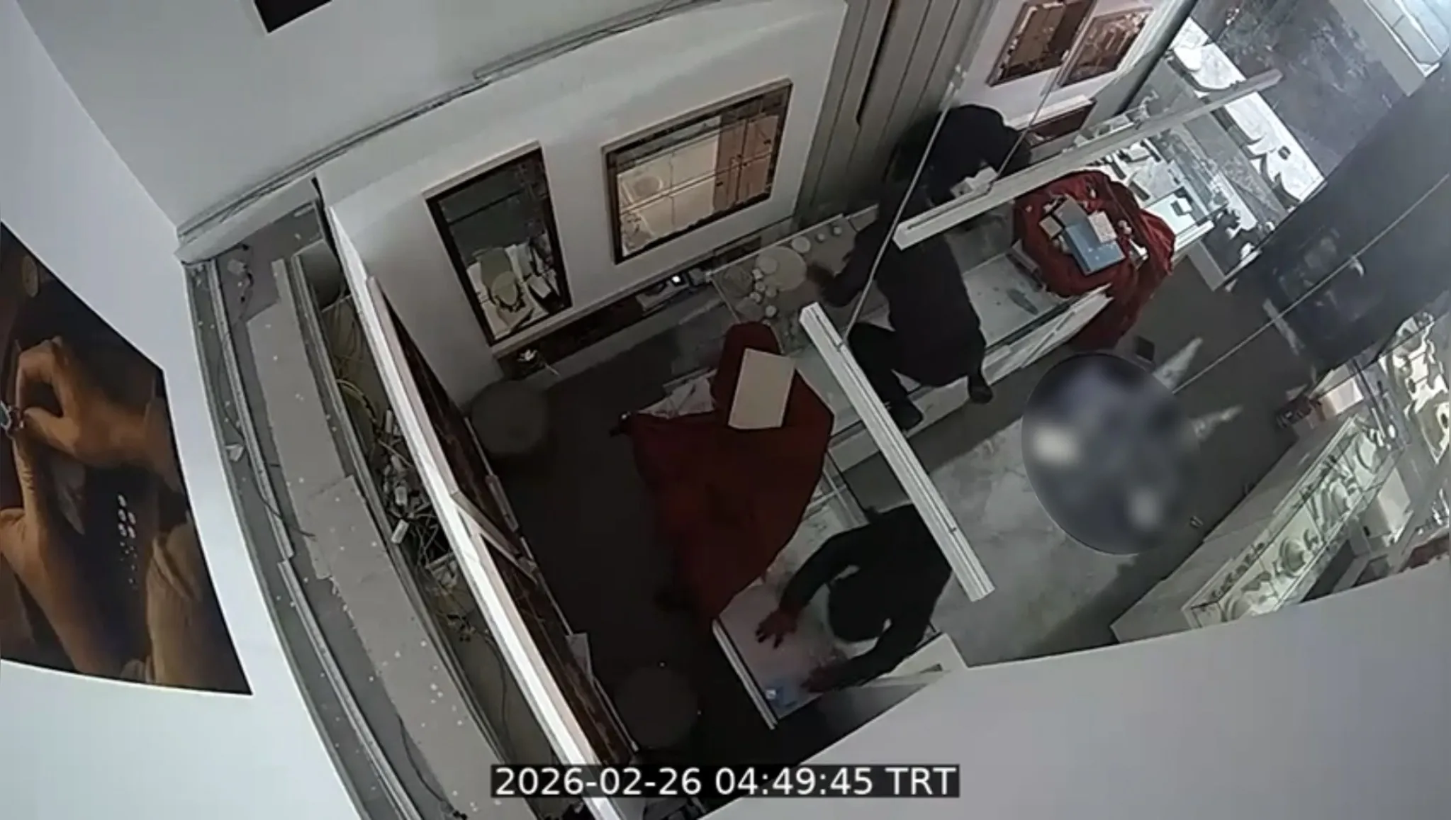 2 dakikada 18 milyon liralık soygun: Dükkanı soyulurken canlı izledi