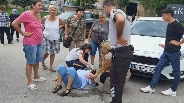 bursada-panik-anlari-otomobil-yasli-kadina-carpti-vatandaslar-telefonda-kizina-moral-verdi-1657282267562.jpg Bursa’da panik anları! Otomobil yaşlı kadına çarptı | Vatandaşlar telefonda kızına moral verdi - 1