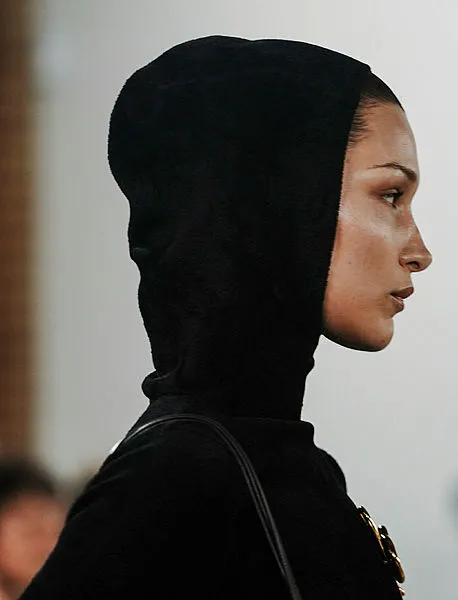 Bella Hadid’den başörtüsü yasağına sert tepki: Kadınlara ne giyeceklerini söylemek sizin işiniz değil