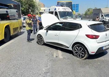 Avcılar'da otomobil İETT otobüsüne çarptı