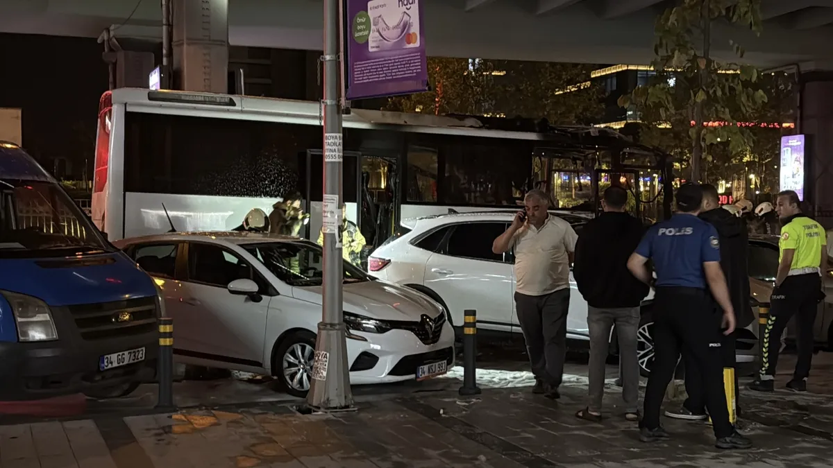 Turistleri taşıyan otobüs alev alev yandı! Park halindeki 3 araca sıçradı