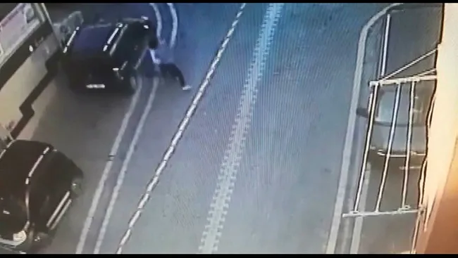 İstanbul’da 11 yaşındaki kız çocuğuna kapkaç şoku! O anlar kameraya yansıdı - 6