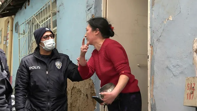 Bursa'da çaydanlıkla polise saldıran kadın serbest kalınca mahalle sakinlerine sopayla saldırdı - 3
